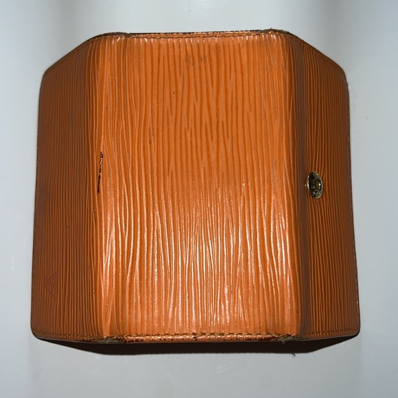 Louis Vuitton Orange Epi 4 key holder - Picture 7 of 12